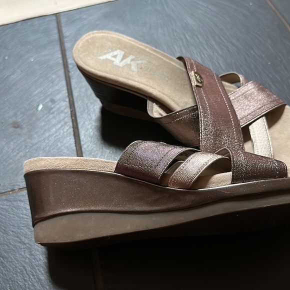 Comfy gold wedge sandals in very good condition worn only a handful of times, - Picture 2 of 3